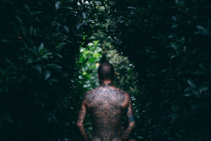 tatuaggio maori schiena