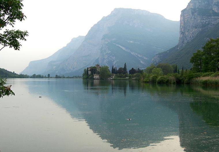 Lago e castello del Toblino