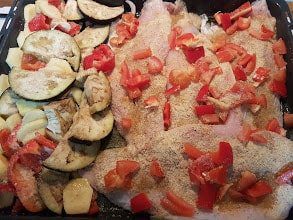 Persico con patate e verdure al forno