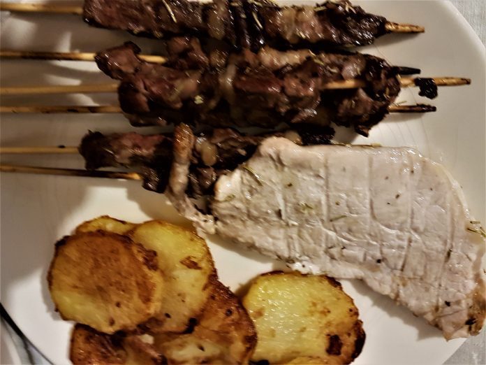 Arrosticini e arista alla griglia o al barbecue