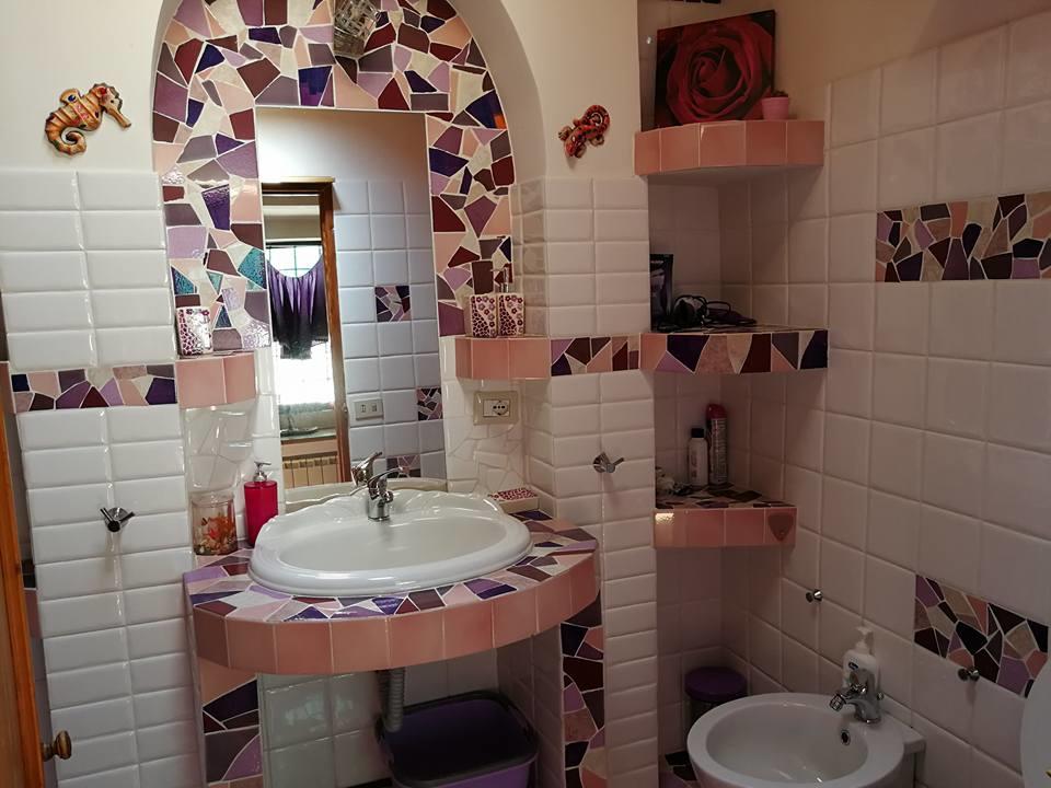 Bagno con decorazione a mosaico grande