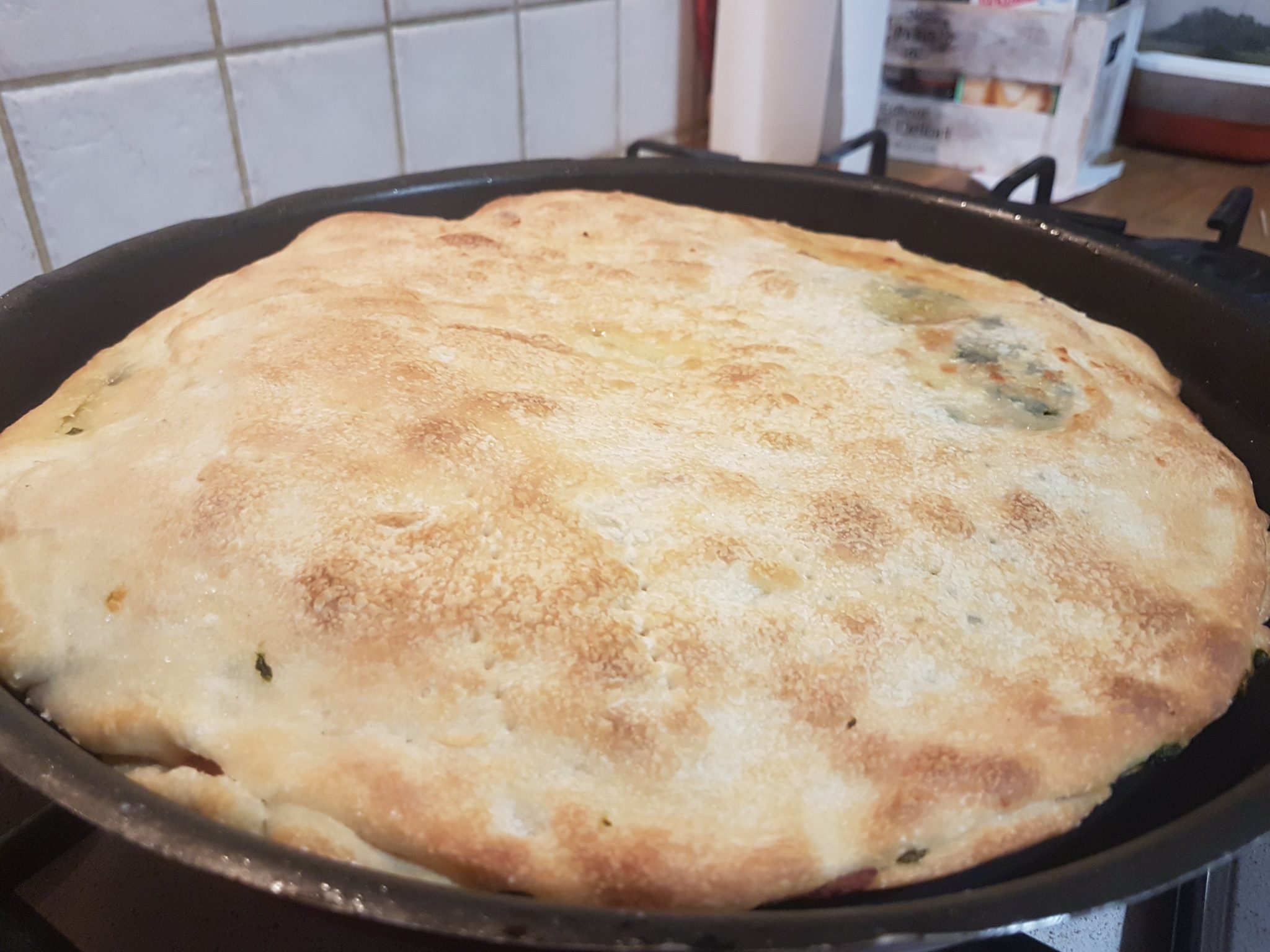 Come fare la focaccia ripiena di verdure o prosciutto con ...