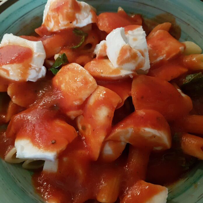 Pasta semplice e veloce con pomodoro, mozzarella e basilico