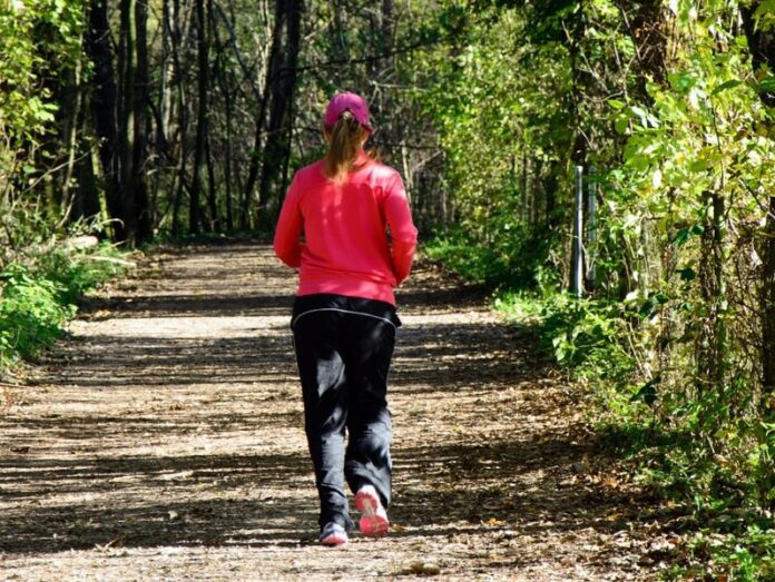 Dimagrire camminando: la camminata metabolica Lezioni con cuffie e F-Band