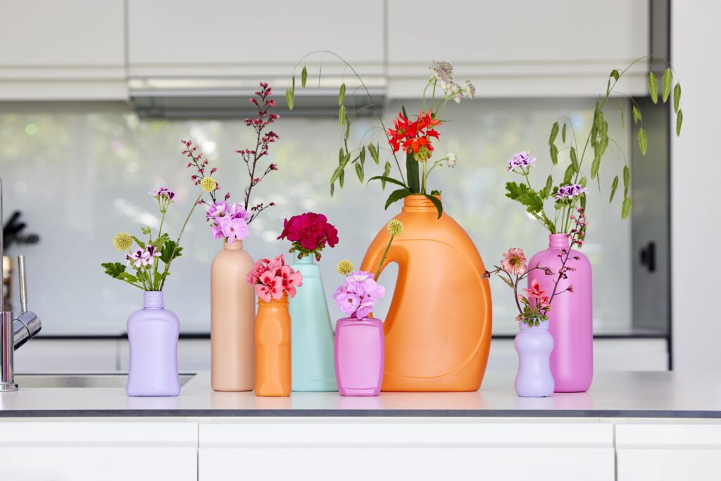 Bottiglie di plastica e decorazioni con fiori