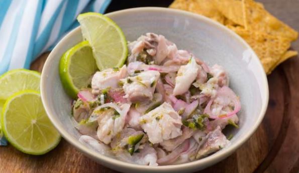 Ceviche di pesce fresco ricetta peruviana