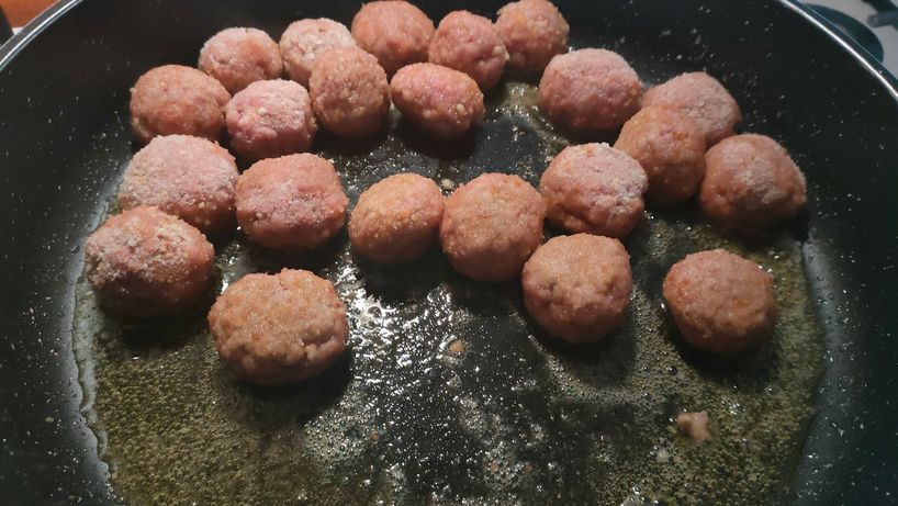 Fate dorare le polpette saltandole nell'olio caldo