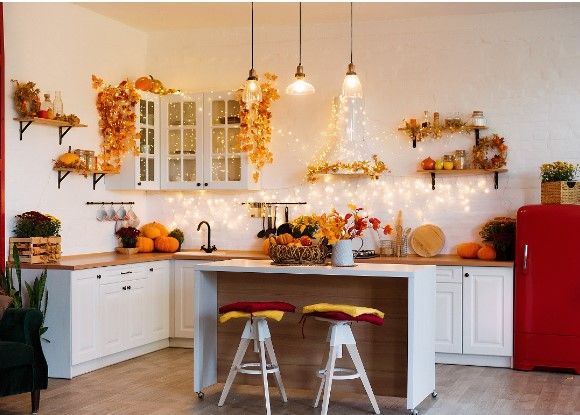 Decorazioni autunnali in cucina e luci