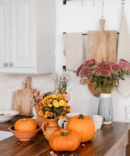 Decorazioni in cucina con fiori autunnali