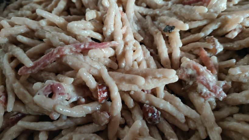 Strozzapreti con mandorle e panna e speck