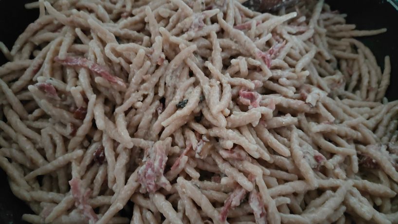 Strozzapreti integrali con speck e mandorle